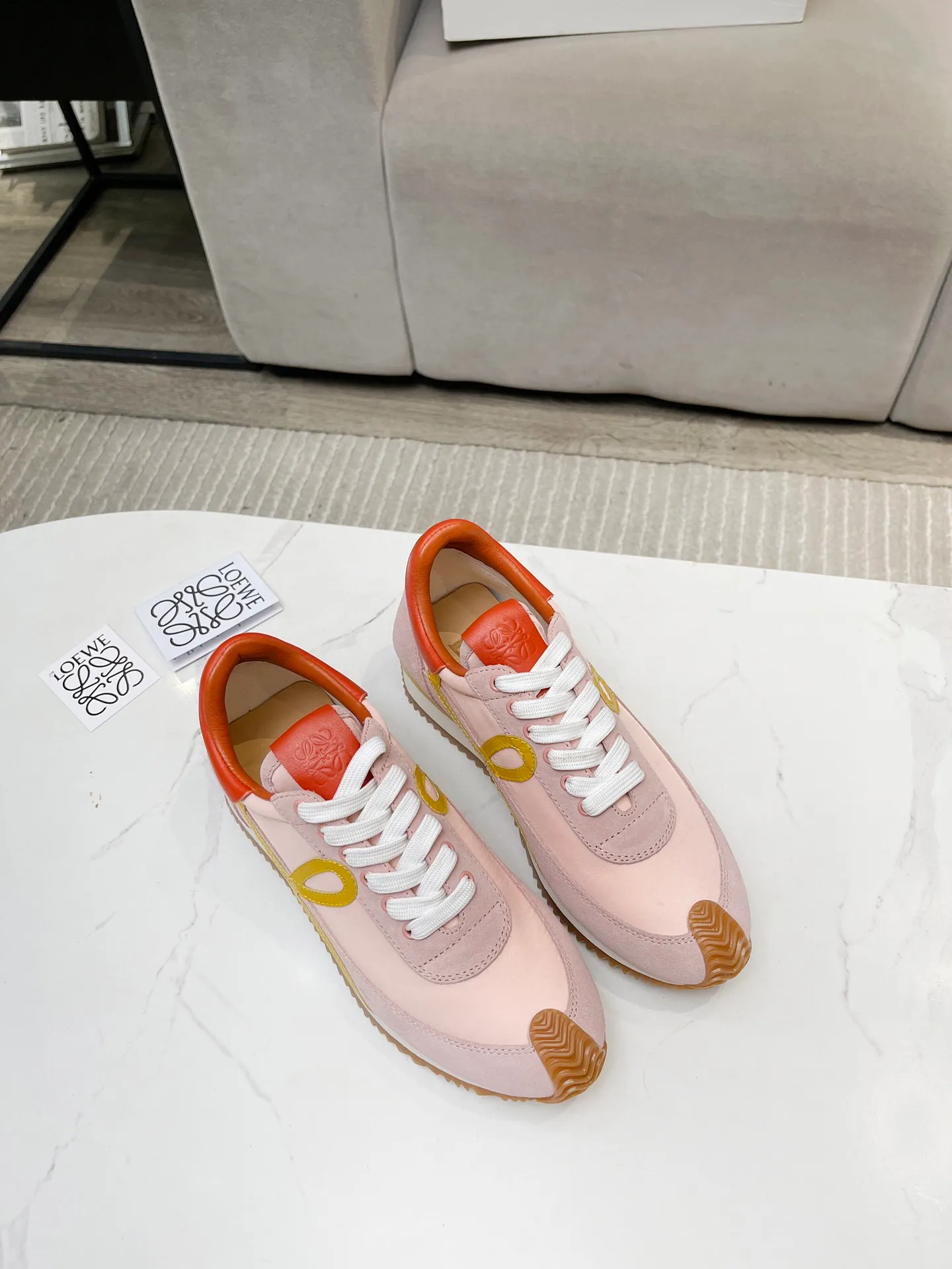 👟👟Ex-factory price 520👟👟 Men's code +10 Women's model: 35--39 (customized code 40 for women), Men's model: 40--44 (customized code 45 for men), 🔥🔥Hot LOEWE 2024 latest inner color block moral training shoes Forrest Gump shoes super good-looking super versatile color block stitching upper Very high-end hidden inner vagina 4cm! The heel has a novel design, is soft and comfortable, and has an exclusive brand logo on the side. It will be rated as the most comfortable sneaker of the year and is a must-have for your shoe cabinet!  The upper is made of special original cowhide + original cloth imported from Australia. The cowhide insole / original private model is exclusively customized with a 1:1 outsole!  Complete set in original packaging.